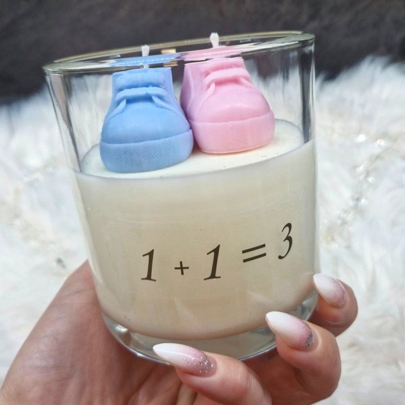 Ručně odlévaná sójová svíčka v čirém skle s modrou a růžovou botičkou