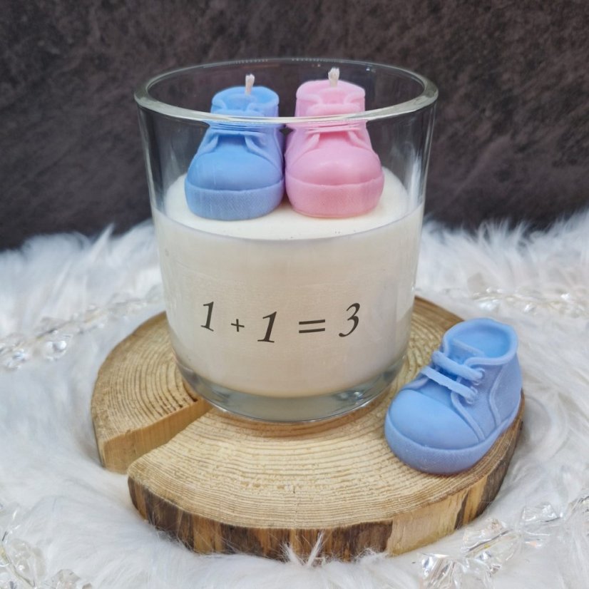 Luxusní svíčka s motivem 1+1=3 a dekorací botiček pro oznámení těhotenství