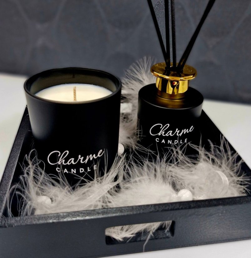 Detail zlatého hrdla a bílé etikety luxusního aroma difuzéru Dark Essence