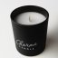 Detailní pohled na minimalistickou bílou etiketu a hladký povrch sójového vosku svíčky Dark Essence