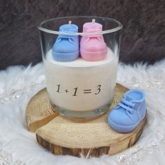 Luxusní svíčka s motivem 1+1=3 a dekorací botiček pro oznámení těhotenství