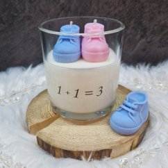 Luxusní svíčka s motivem 1+1=3 a dekorací botiček pro oznámení těhotenství