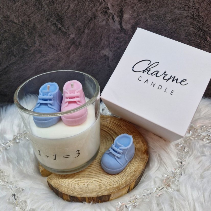 Minimalistická svíčka se vzkazem budeme mít miminko 1+1=3