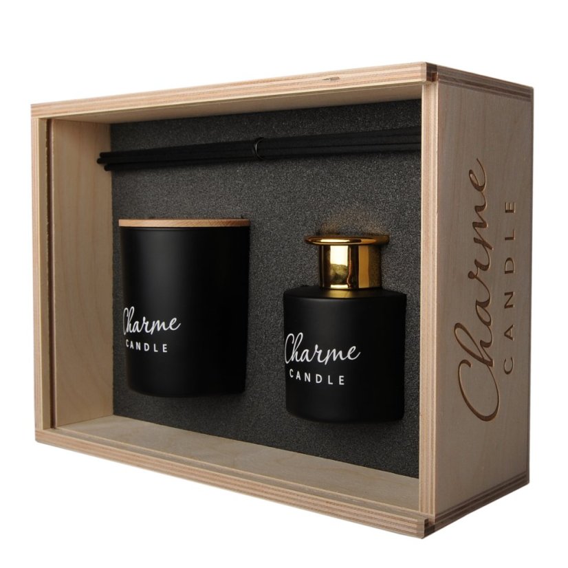 Detail luxusní dřevěné kazety s gravírováním Charme CANDLE a čirým posuvným víkem